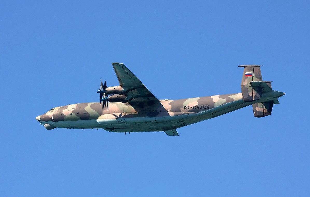 Тяжелый транспортный самолет Ан-22 